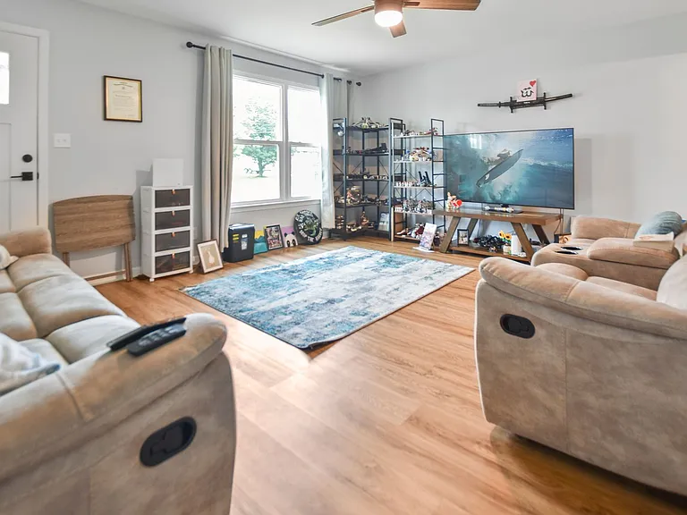 220 Marshall Dr — Photo 3