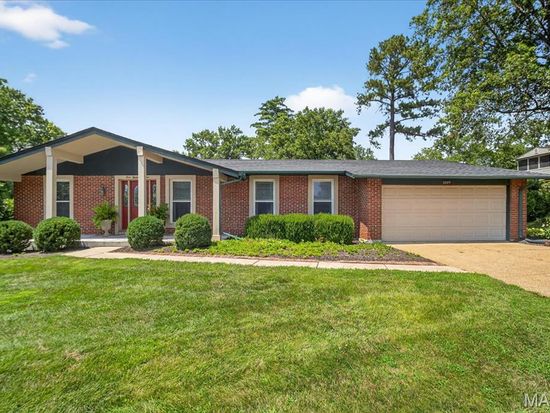 1009 Dutch Mill Dr, Ballwin, MO 63011