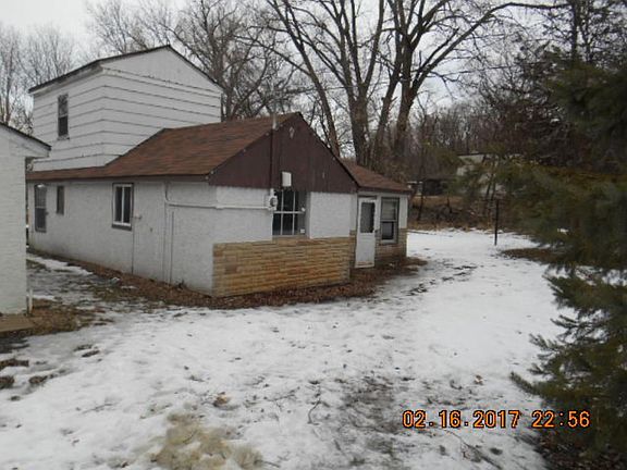 3rd image of 555 Bear Ave N