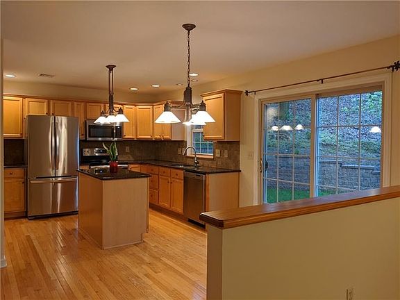4th image of 730 Bridle Path Dr