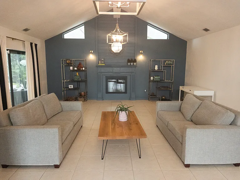 2472 Pinewoods Cir — Photo 3