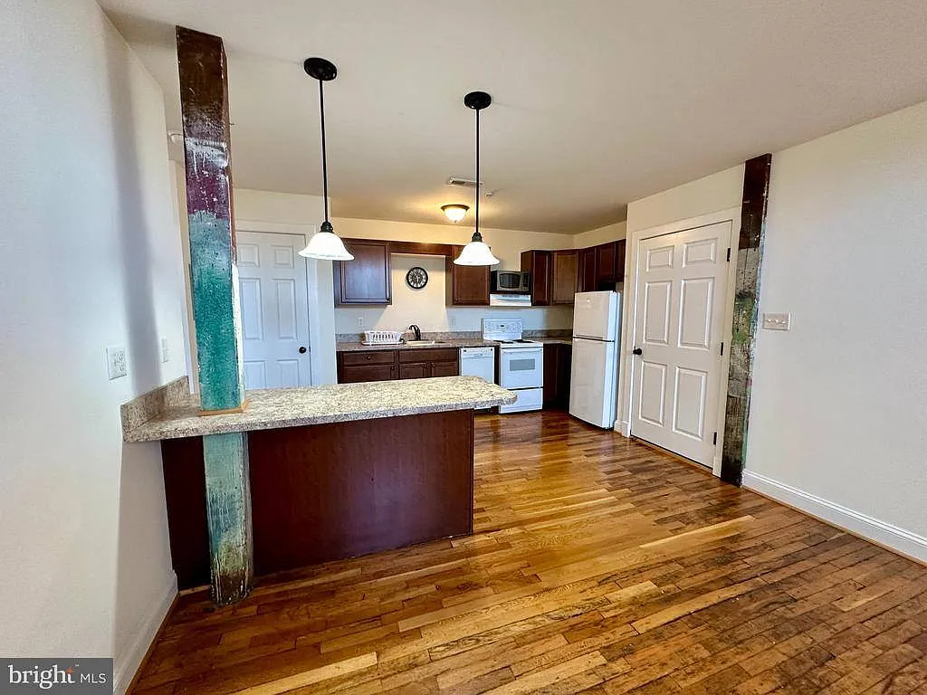 Building Photo - 302 N Cameron St #202