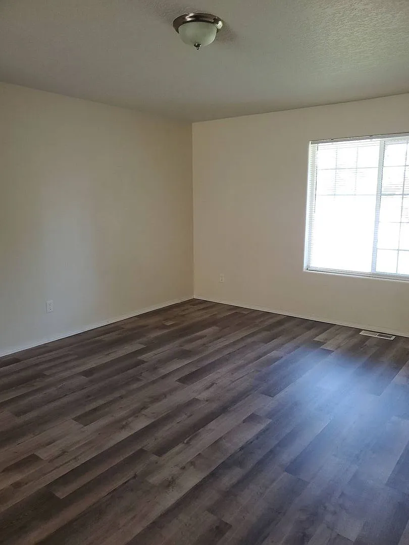 460 Laguna Dr — Photo 3