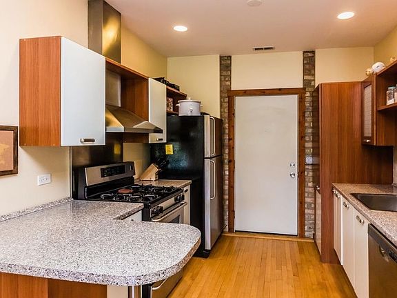 4th image of 2025 W Arthur Ave #3C