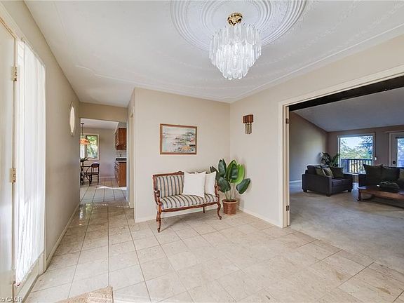 4th image of 44 Greensview Dr