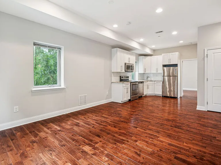 2228 Summer St #3 — Photo 3