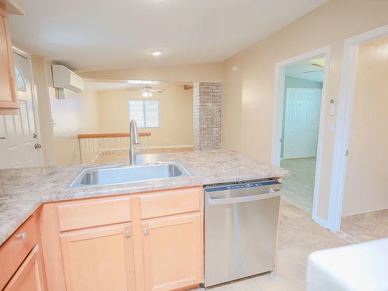 1421 N. Louis Ave — Photo 11
