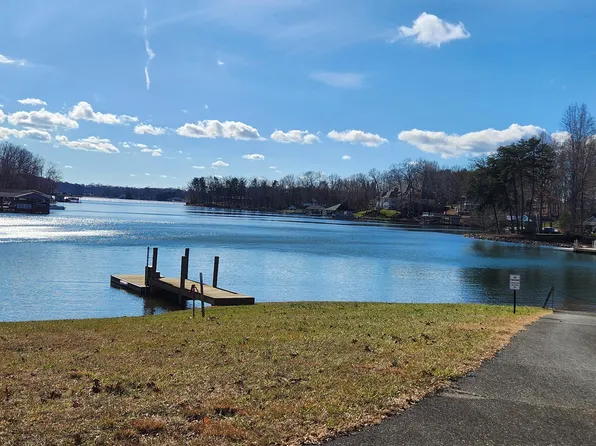 18 Farm Dr, Moneta, VA 24121