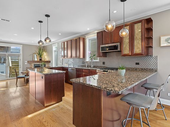 4th image of 1703 N Rockwell St #B