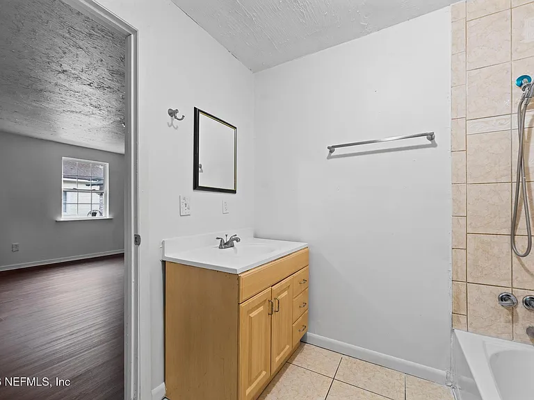 1052 E 10th St — Photo 16
