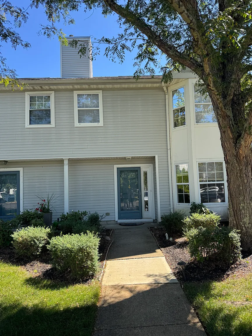 134 Wellington Ct photo 1
