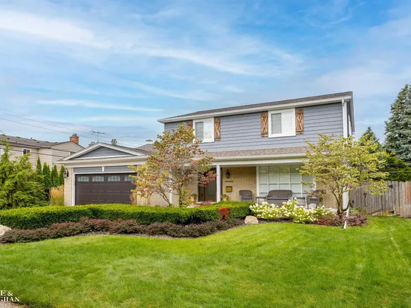 21459 Morningside Dr, Grosse Pointe Woods, MI 48236