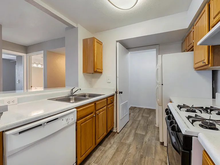 Falcon Trace Apartment Homes — Photo 10