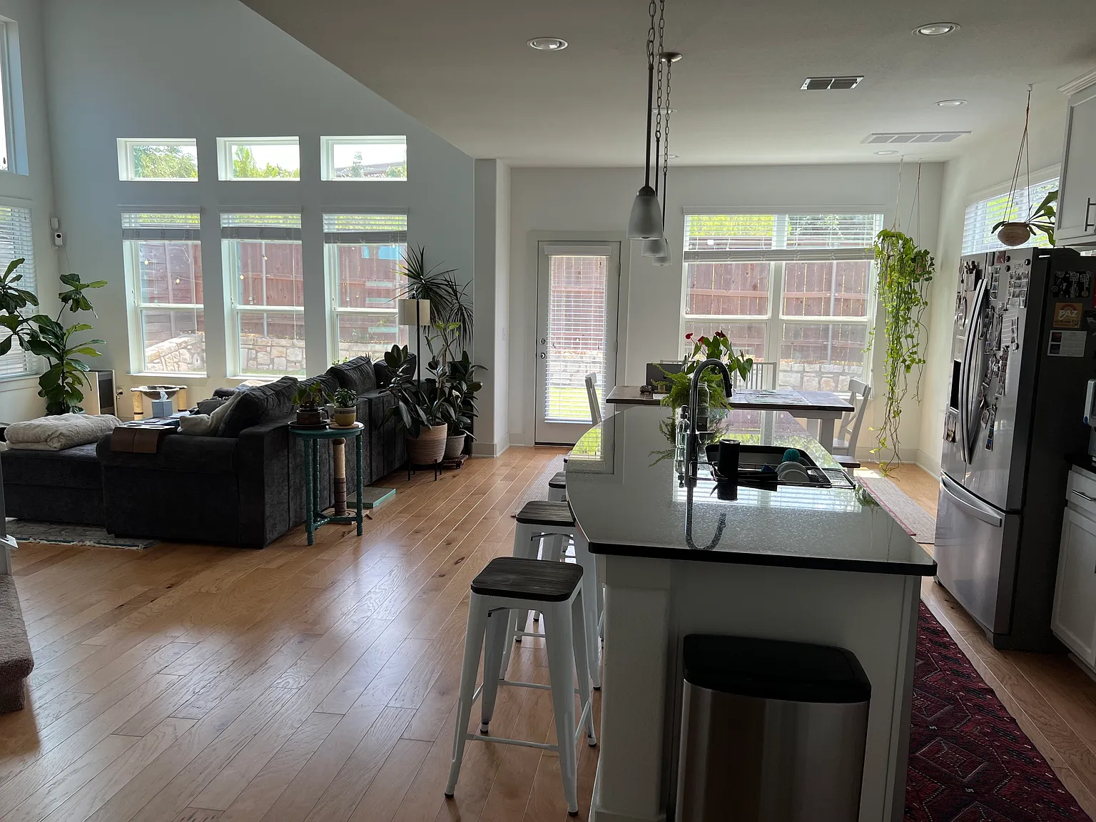 3 bed, 2.5 bath, 1884 sqft, $2,600 — Photo 3