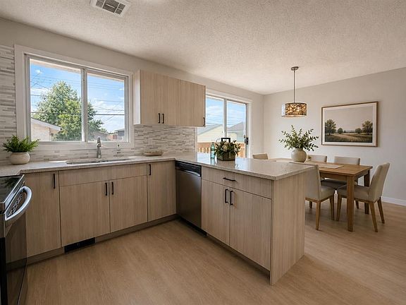 5th image of 215 E Penbrooke Way SE