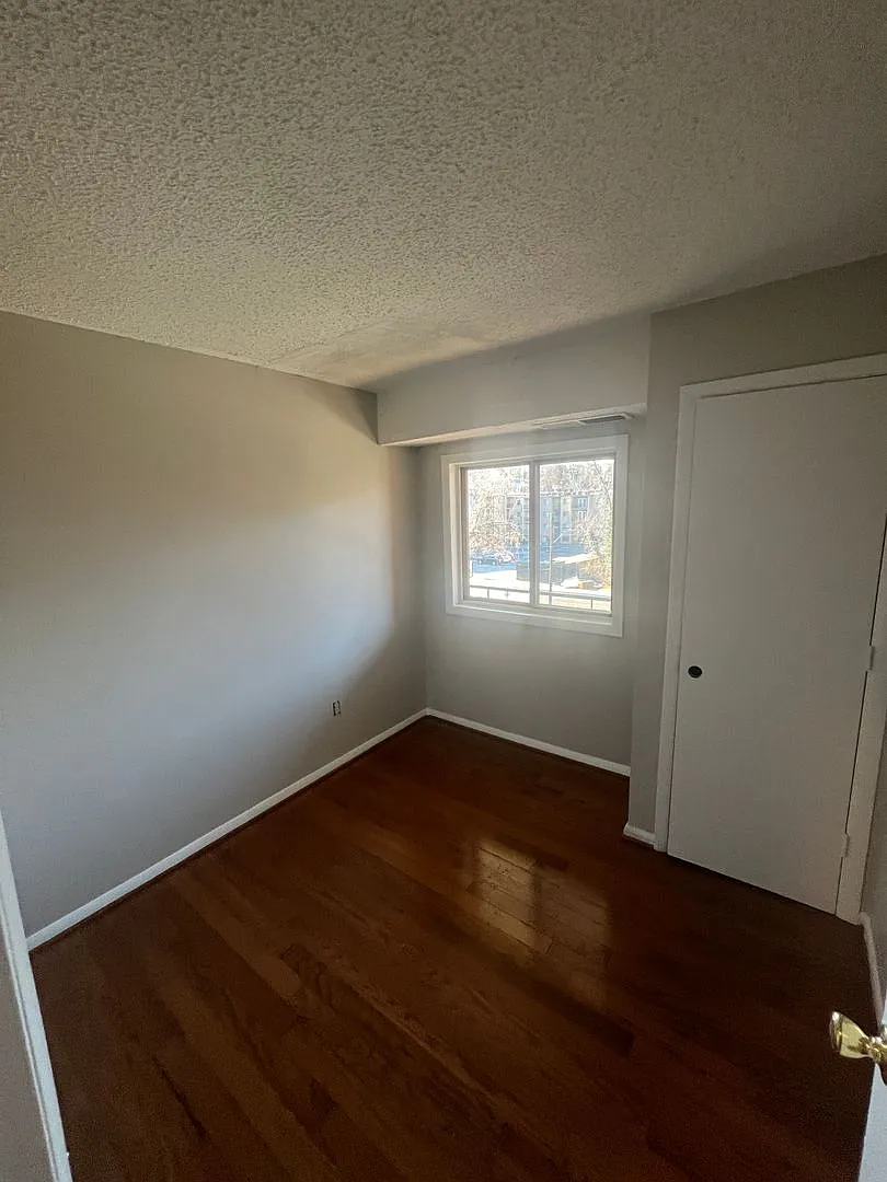 Cozy 3 Bedroom 1 Bathroom Condo- Conveniently Located at DC line — Photo 4