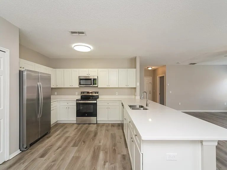553 Brentford Ct — Photo 9