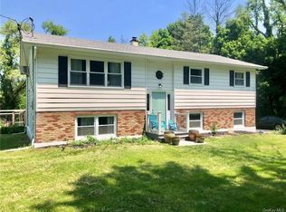 28 Larchmont Dr, Hopewell Junction, NY 12533
