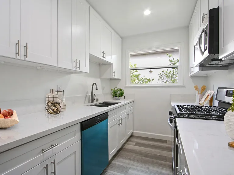 1101 Bay St #D — Photo 5