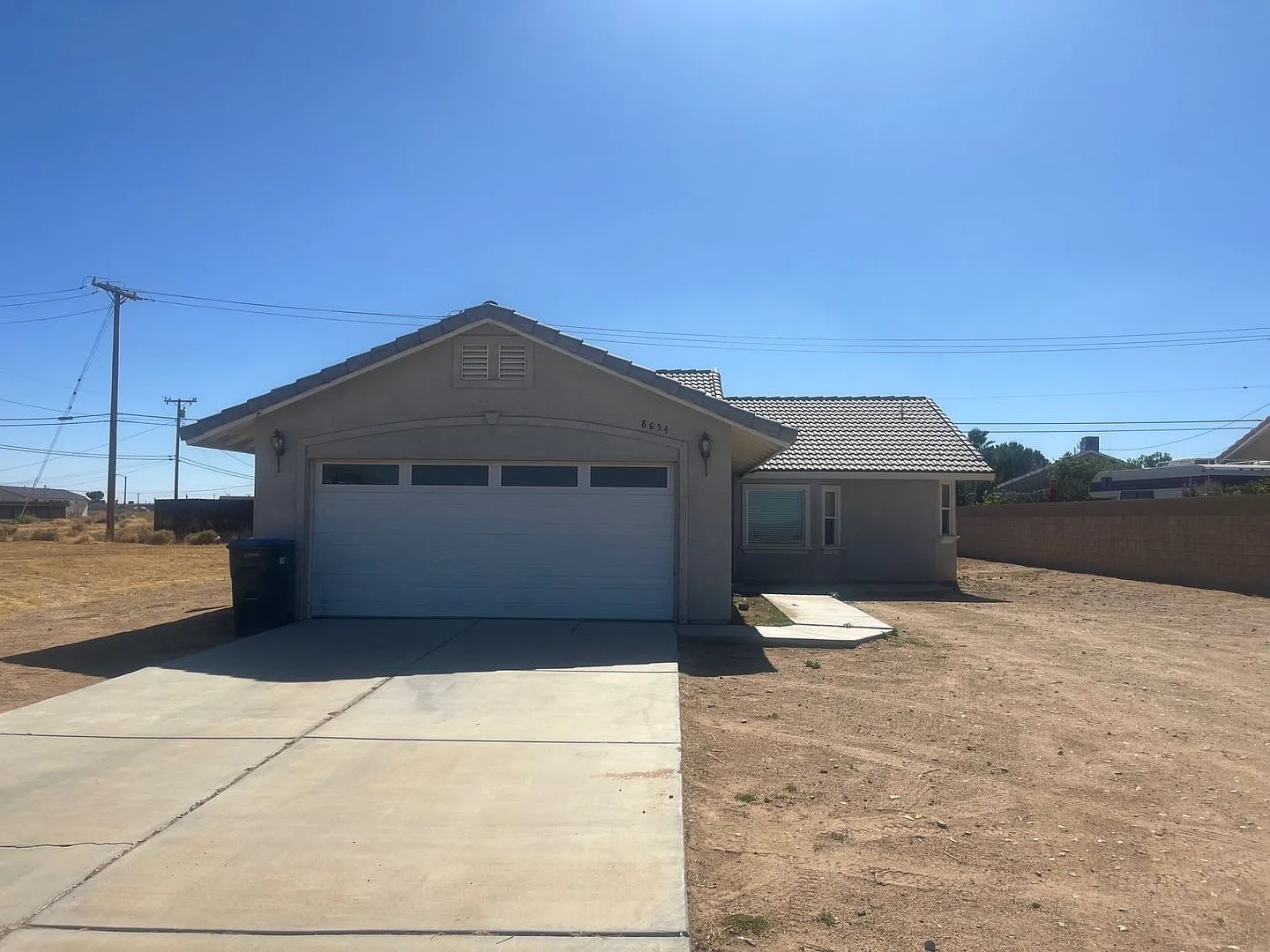Spacious 3 Bedroom 2 Bathroom Home in CA City! — Photo 1