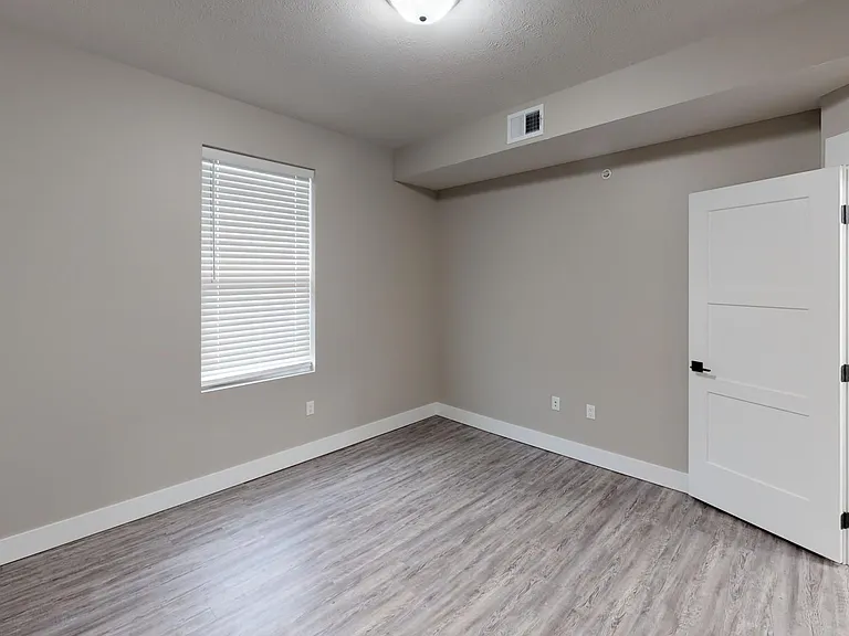 801 W Cedar St — Photo 40