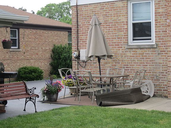 3rd image of 9962 Montrose Ave