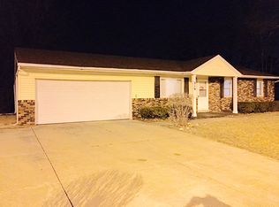 319 N Parkway Dr, Pekin, IL 61554