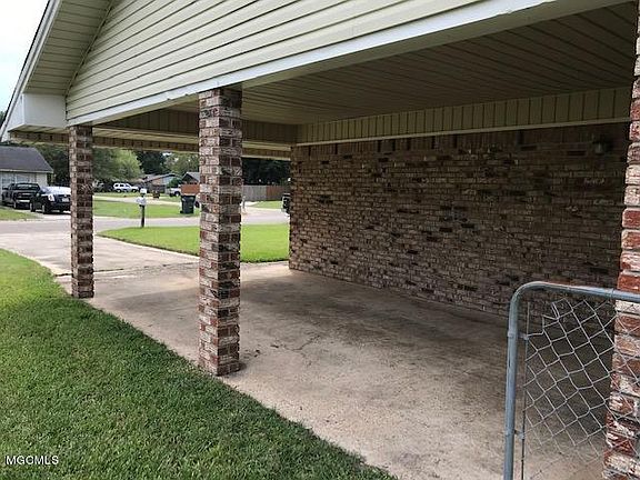 3rd image of 636 Cypress Dr