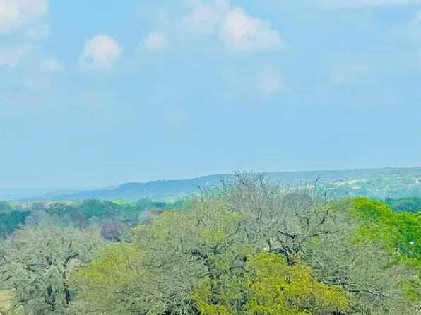 111 Cranbrook Ct, Ingram, TX 78025