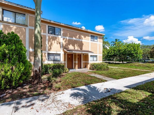 9481 Palm Cir N