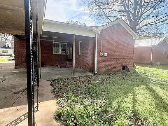 4th image of 354 Walthall St