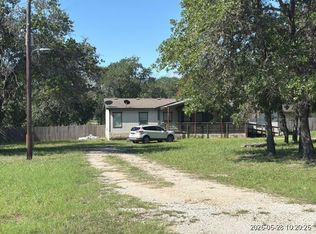 196 Mil Encinos, Adkins, TX 78101