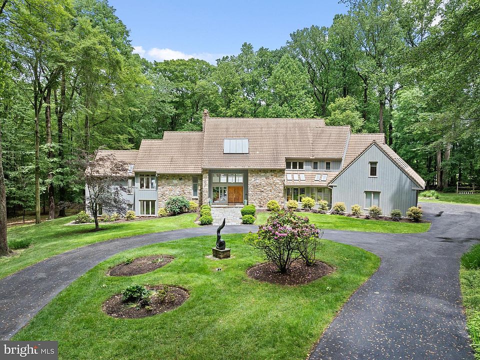 1st image of 6 Hunt Club Ln