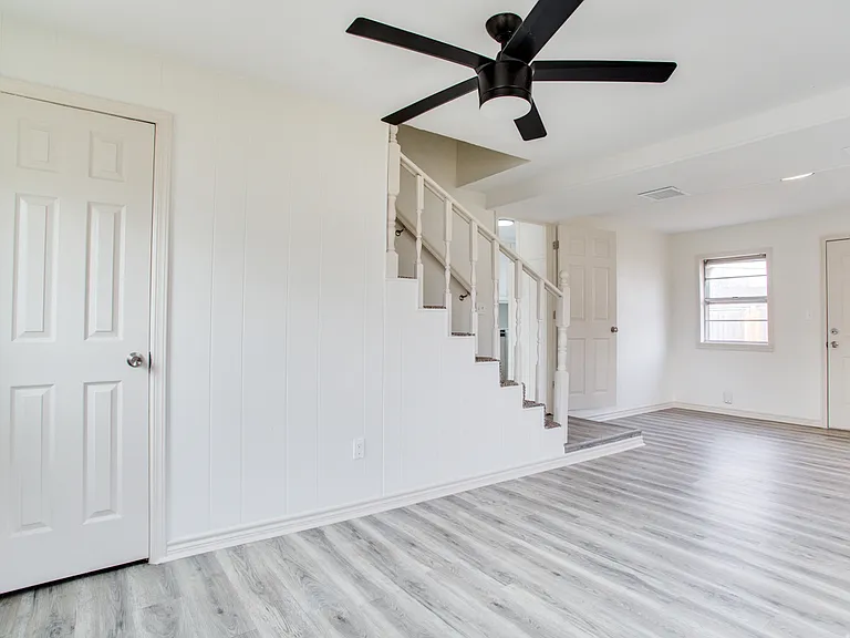 2538 Everitt Dr — Photo 9