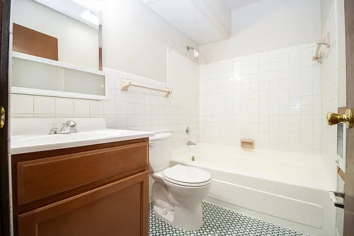 1110 Lewis St #2 — Photo 15