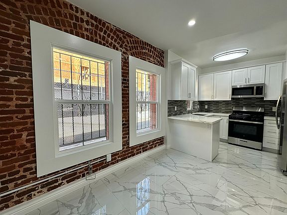 3rd image of 1647 W 11th St APT 110