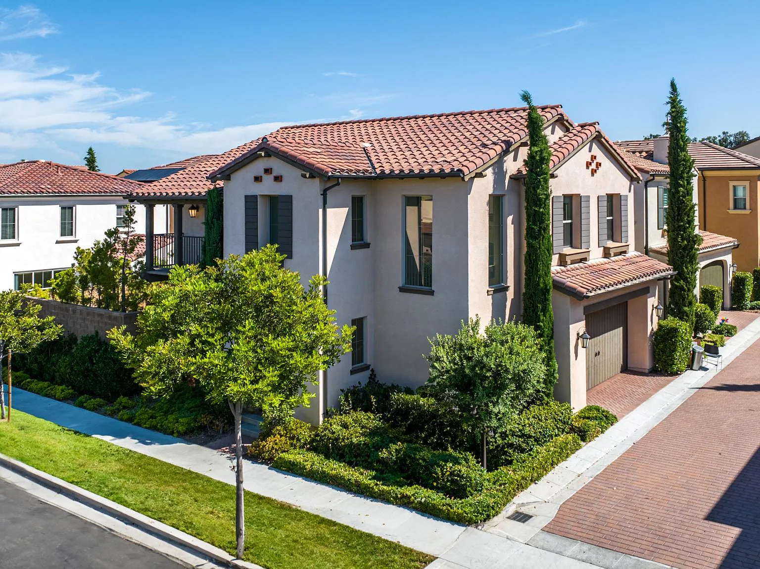 3 bed, 2.5 bath, 1810 sqft, $4,900 — Photo 1