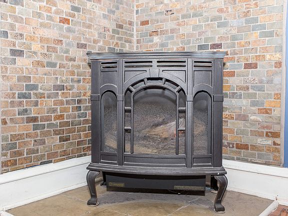 5th image of 1907 W Montrose Ave #G