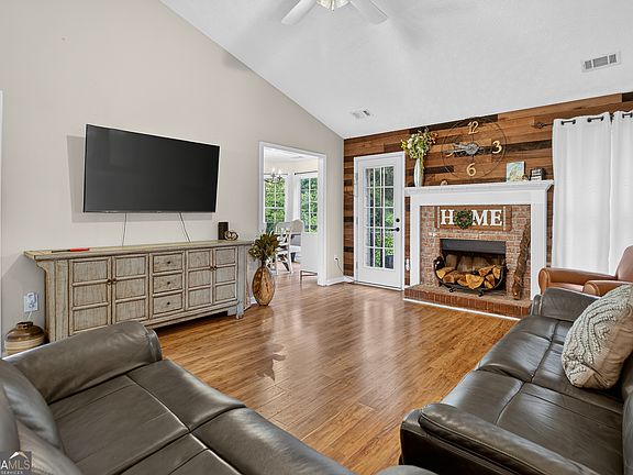 5th image of 69 Alma Ct