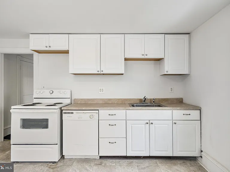 24 W Broad St — Photo 4