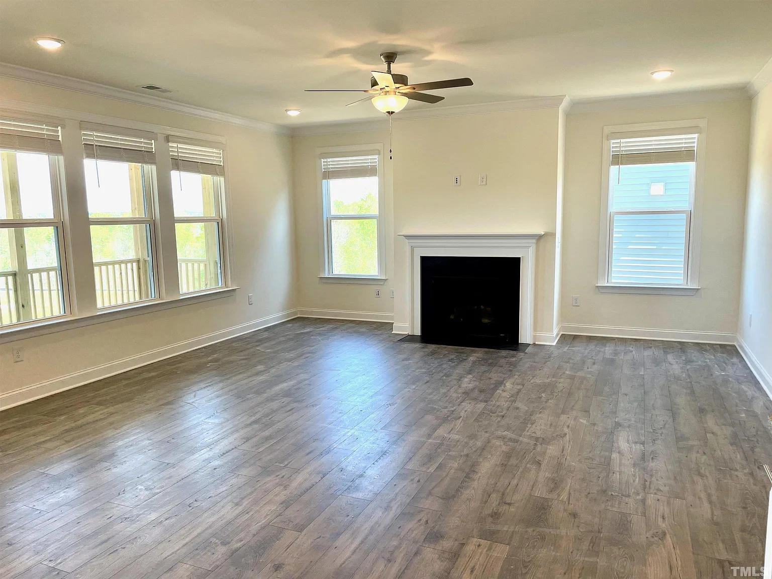 5 bed, 4.5 bath, 3732 sqft, $3,299 — Photo 2