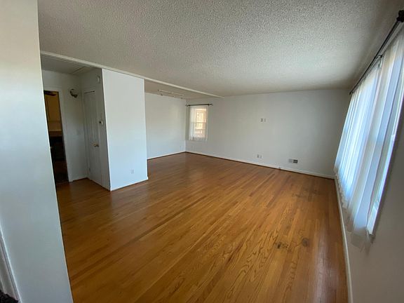 Living room/dining area