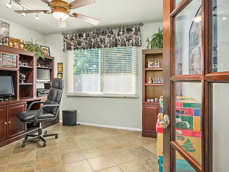 2319 E Loma Vista Dr — Photo 2