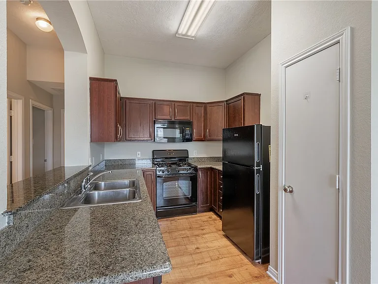 1033 Fallbrook Loop — Photo 8