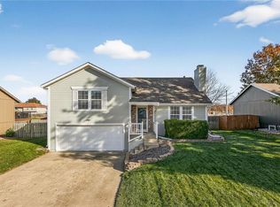 653 SE Canterbury Ln, Lees Summit, MO 64063