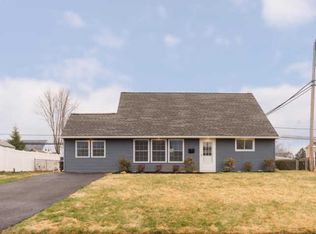 6 Hearth Rd, Levittown, PA 19056