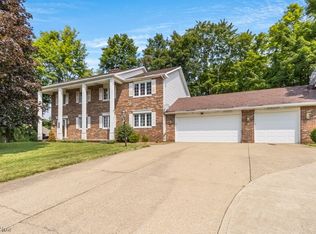 8961 Hickory Ln, North Royalton, OH