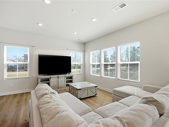 4th image of 401 Camarillo Ln