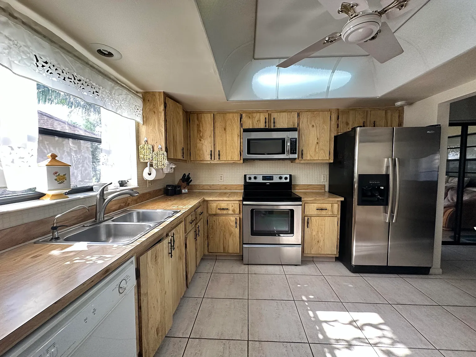 3 bed, 2.0 bath, 1360 sqft, $2,300 — Photo 4