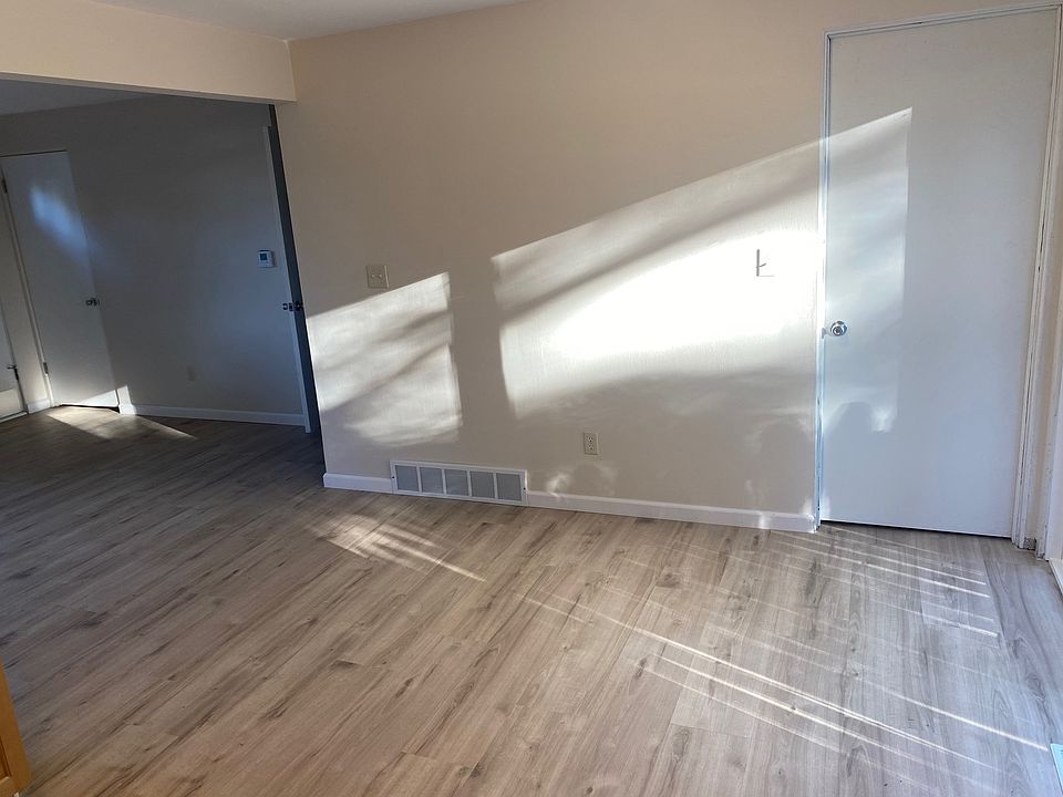 KITCHEN SEATING AREA